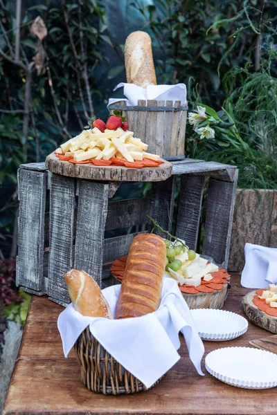 Elegante Mesa Jardín Con Platos Queso Embutidos Uvas Salami Pepperoni — Foto de Stock