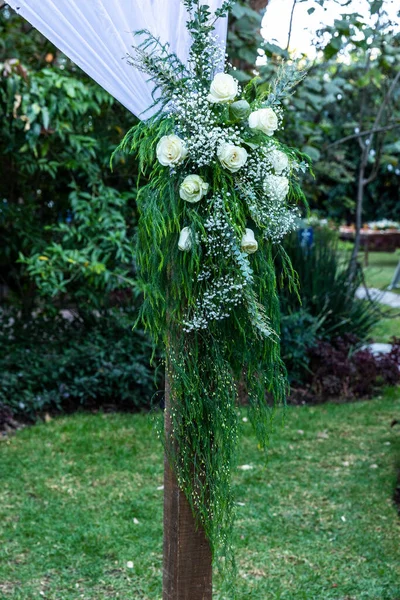 Elegancki Biały Kwiat Ogrodzie Ślub Cywilny — Zdjęcie stockowe