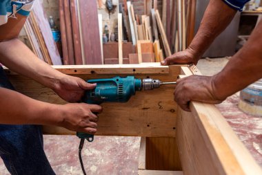 İyi bir bilardo masasında çalışan marangozların yakın çekimi.