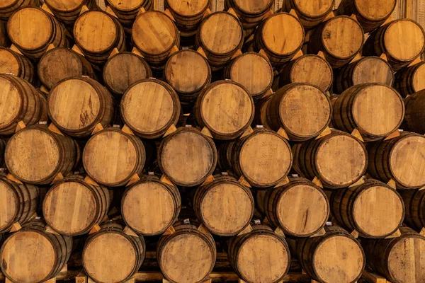 Wijnvaten Gestapeld Oude Kelder Van Wijnmakerij — Stockfoto