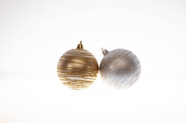 Parlak renkli arka planlarda Noel küreleri. Noel dekorasyonu unsurları.