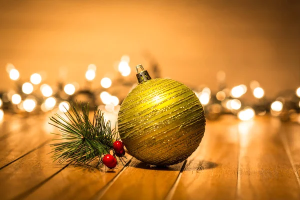 Krásné Zlaté Vánoční Koule Dřevěné Podlaze Pozadím Světla — Stock fotografie