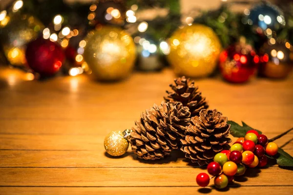 Prachtige Gouden Kerstbol Dennenappel Houten Vloer Met Achtergrondverlichting — Stockfoto