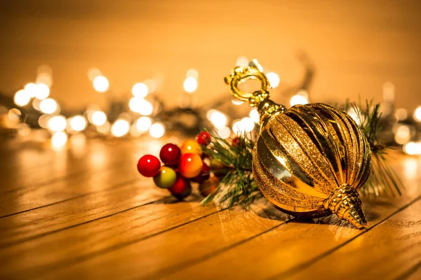 Krásné Zlaté Vánoční Koule Dřevěné Podlaze Pozadím Světla — Stock fotografie