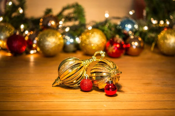 Schöne Und Bunte Weihnachtskugel Auf Holzboden Mit Hintergrundbeleuchtung — Stockfoto