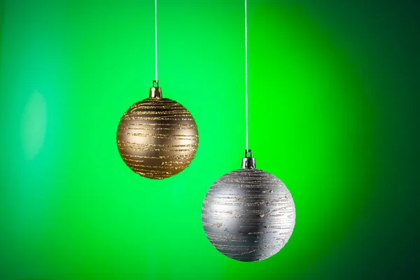 明るい色の背景にクリスマスの球 クリスマスの装飾要素 — ストック写真