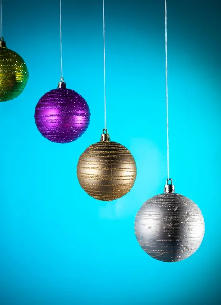 明るい色の背景にクリスマスの球 クリスマスの装飾要素 — ストック写真