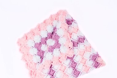 Beyaz arka planda el örgüsü pembe yastık.