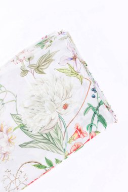 Beyaz arkaplanda izole edilmiş çiçek desenli masa örtüsü.