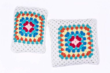 Beyaz arka planda el örgüsü, şirin bir yastık.