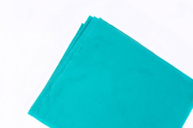 turkuaz masa örtüsü beyaz arkaplanda izole edildi.