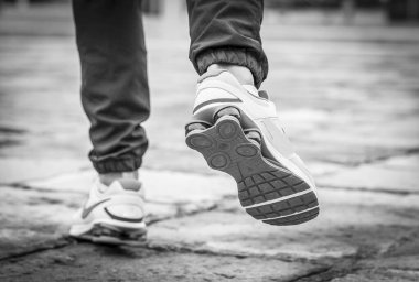 Genç, sağlıklı bir adam dışarıda egzersiz yapıyor. Spor yaşam tarzı..