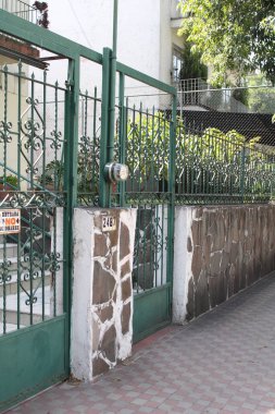 Güzel beyaz apartman cephesi