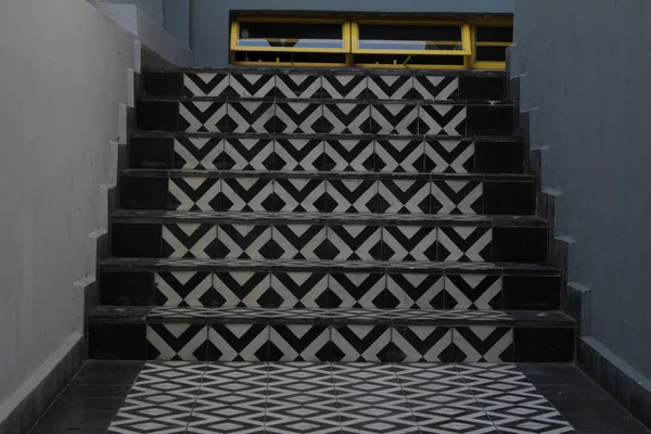 Dlouhá Chodba Schody Pozadí Keramické Dlaždice Abstraktní Mozaika Ornamentální Geometrický — Stock fotografie