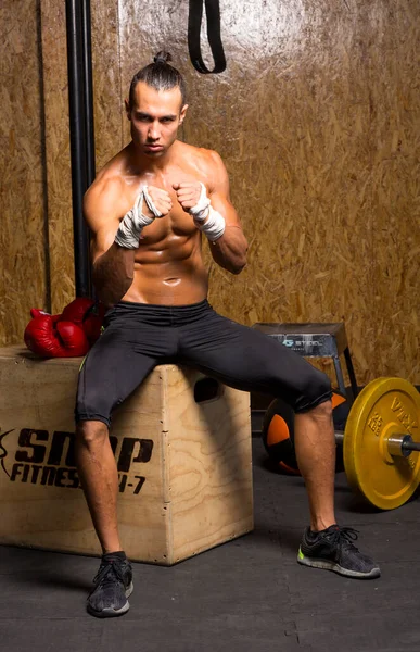 ジムでのアスレティックボクサーの男トレーニングハードトレーニングルーティン — ストック写真
