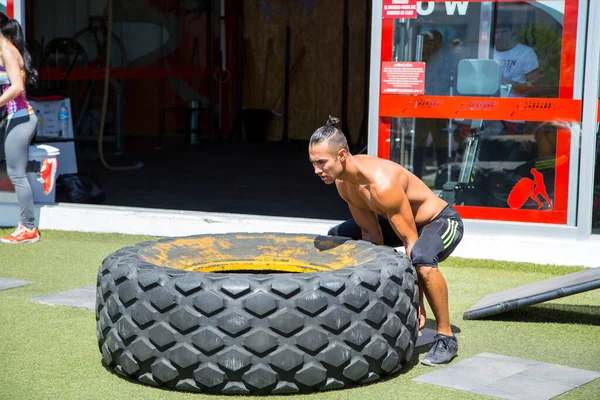 Ung Och Atletisk Man Koncentrerad Utför Träningsrutiner Gymmet — Stockfoto