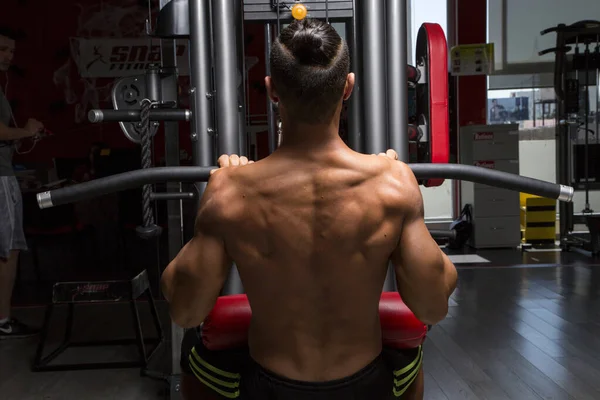 Hombre Joven Atlético Concentrado Realizando Rutinas Ejercicio Gimnasio — Foto de Stock