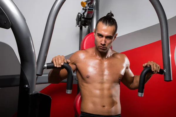 Homem Jovem Atlético Concentrado Realizando Rotinas Exercícios Ginásio — Fotografia de Stock