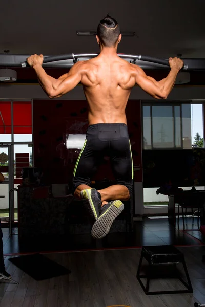 Ung Och Atletisk Man Koncentrerad Utför Träningsrutiner Gymmet — Stockfoto