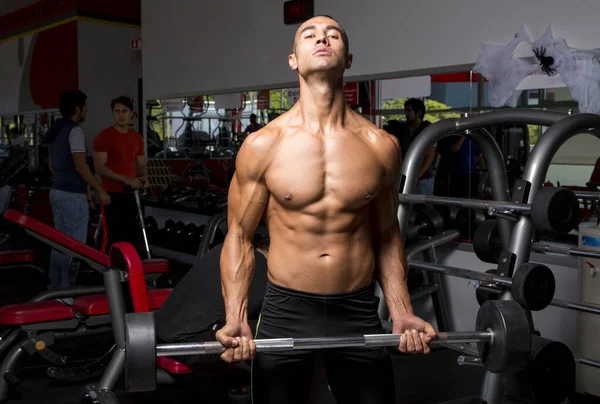 Homem Jovem Atlético Concentrado Realizando Rotinas Exercícios Ginásio — Fotografia de Stock