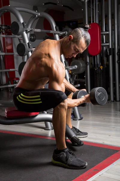 Hombre Joven Atlético Concentrado Realizando Rutinas Ejercicio Gimnasio — Foto de Stock