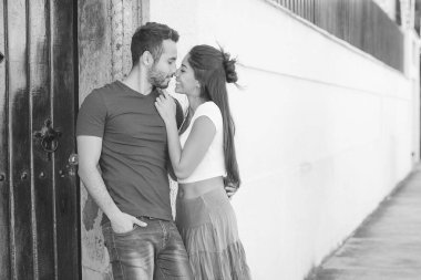 Ahşap kapılı rustik bir evin önünde aşık olan çift.