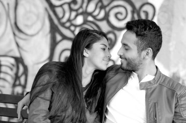 İki aşık. Genel parkta mutlu zevk