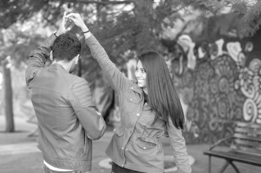 İki aşık. Genel parkta mutlu zevk