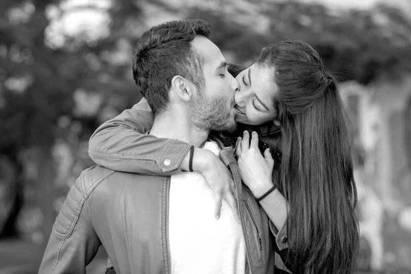 Casal Apaixonado Desfrutando Feliz Parque Público — Fotografia de Stock