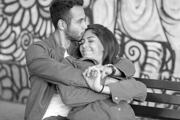 Casal Apaixonado Desfrutando Feliz Parque Público — Fotografia de Stock