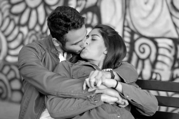 Casal Apaixonado Desfrutando Feliz Parque Público — Fotografia de Stock