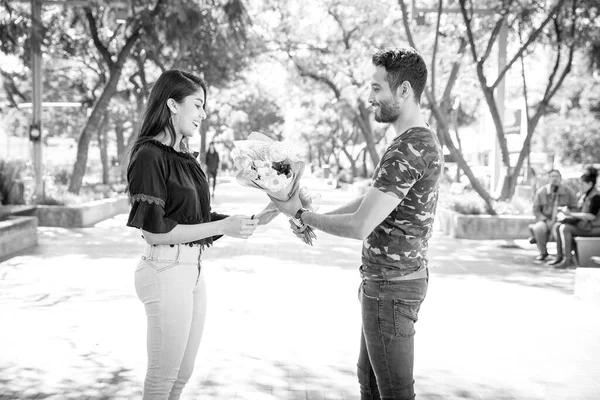 Young Man Handing Flowers His Girlfriend Park — 스톡 사진