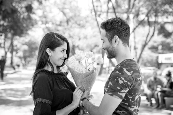 Jongeman Overhandigt Bloemen Aan Zijn Vriendin Het Park — Stockfoto