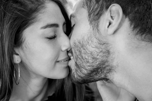 Jovem Casal Homem Mulher Apaixonados Divertindo Beijando Parque Público — Fotografia de Stock