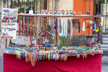 tipik bir Meksika işçiliği. Masanın üzerinde çok renkli.