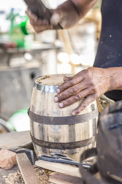 Craftsman Builds Wooden Barrels His Vintage Workshop — Fotografia de Stock