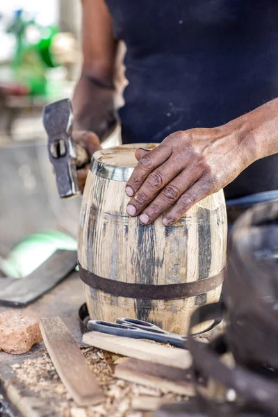 Craftsman Builds Wooden Barrels His Vintage Workshop — Fotografia de Stock