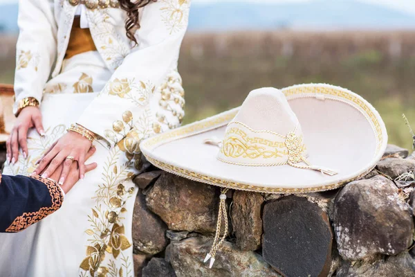 Beautiful Well Dressed Couple Charros Old Hacienda — Stock Photo, Image