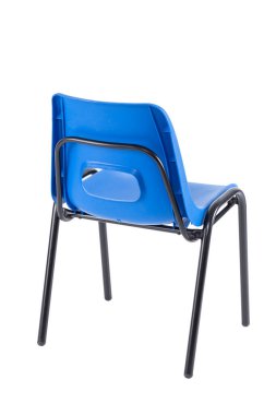 Beyaz arkaplanda mavi plastik okul masası