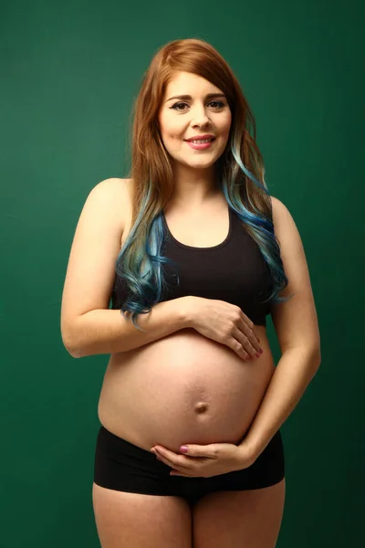 Ritratto Bella Donna Incinta Futura Madre Forma Sfondo Verde — Foto Stock