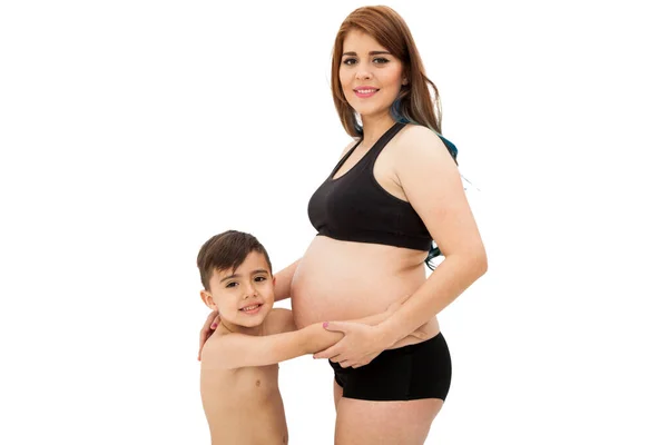 Portret Pięknej Kobiety Ciąży Syna Bardzo Szczęśliwy Przyszła Matka Wysportowana — Zdjęcie stockowe
