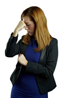 Stüdyoda poz veren mavi elbiseli güzel mutlu kadın beyaz arka planda izole edilmiş..