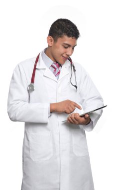 Beyaz önlüklü ve beyaz arka planda beyaz steteskoplu genç Latin Doktor..