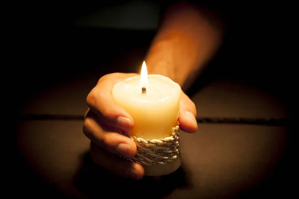 Молитва Руки Свічкою Чорному Тлі — стокове фото