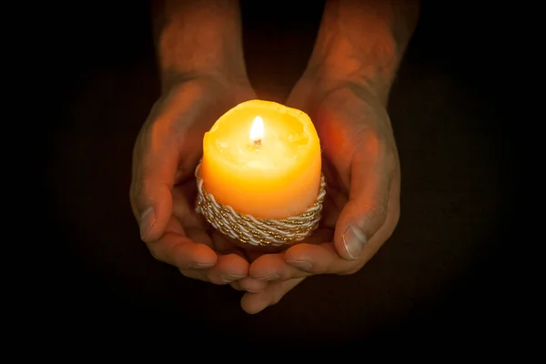 Betende Hände Mit Kerze Vor Schwarzem Hintergrund — Stockfoto