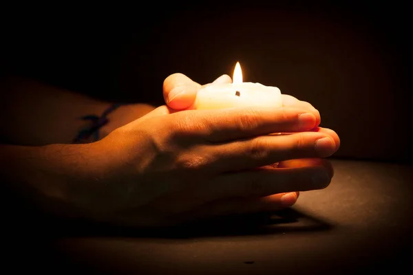 Молитва Руки Свічкою Чорному Тлі — стокове фото