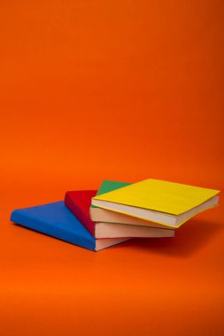 Beyaz arkaplan üzerine eski antika kitapların yığını, metin için boşluk