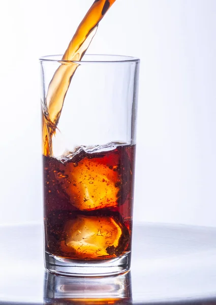 Vasos Cola Con Cubitos Hielo Servidos Con Chapoteo — Foto de Stock