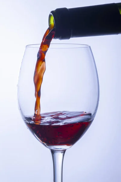 Ein Einziges Glas Rotwein Aus Einer Flasche Servieren Spritzer — Stockfoto