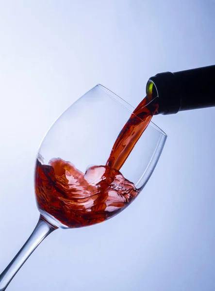 Ein Einziges Glas Rotwein Aus Einer Flasche Servieren Spritzer — Stockfoto